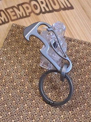 Mini llavero mosquetón de titanio EDC con abrebotellas incorporado Foto 1 de 4