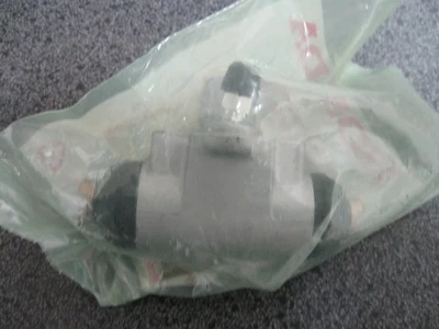 Honda 43300-S5A-003 RH, Rear Drum Brake Cylinder 01-02 Civic New, Genuine - Image 1 of 2