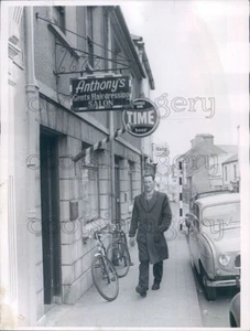 1964 Pressefoto Straßenszene Anthony's Salon 60er Jahre Waterford Irland - Bild 1 von 2