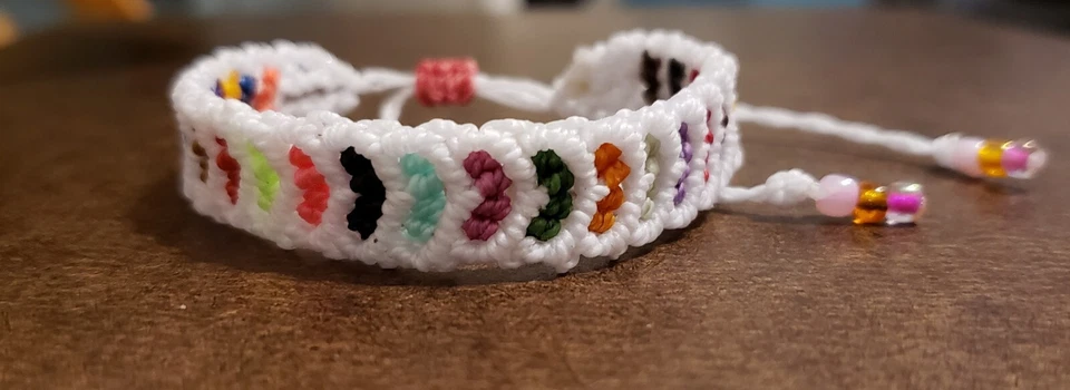 Hermosa pulsera de macramé con forma de sombrero colorido blanco.  Foto 1 de 2