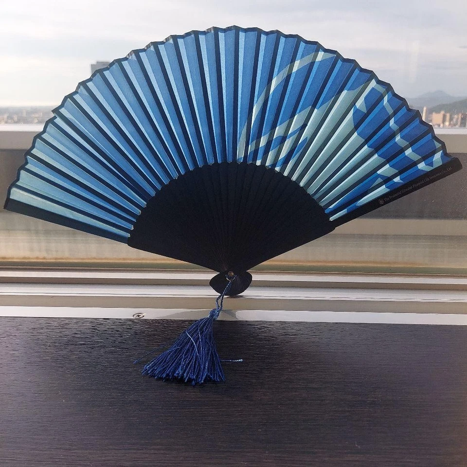 Ventilador Plegable Sensu Azul Madera con Borlas Estuche Foto 1 de 1