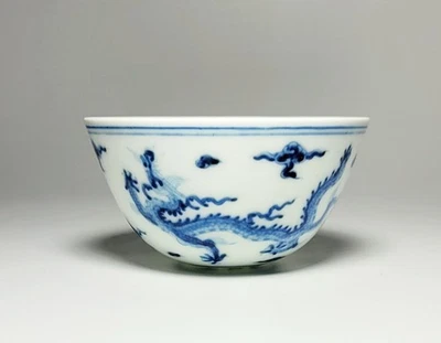 INV114A V.raro cuenco azul blanco 'dragón' 'sin pies' marca Chenghua siglo XV Foto 1 de 4