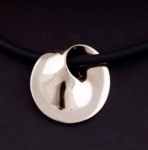 GEORG JENSEN Gold Pendant # 1374. Möbius. 18 Carat. Vivianna Torun. NEW. 3517473 - Picture 1 of 8