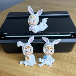 Vintage Lefton SCHNEE BABY HASE FIGUR 3ER SET STRUKTURIERT ELFE PIXIE BLUME LESEN - Bild 1 von 22