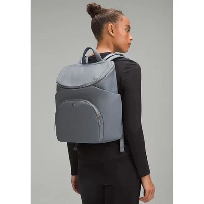 Nueva mochila para padres Lululemon para mujer 17L gris asfalto plateada OS Foto 1 de 4