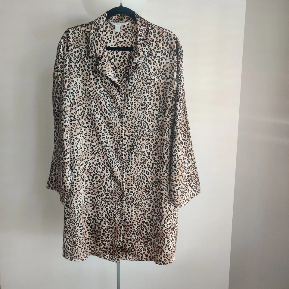 Pijama Cacique Salón Camisa para dormir Estampado Animal Leopardo Satinado Sedoso Abotonada 18/20 Foto 1 de 4