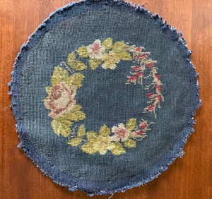 Rundnadelkissen Stuhl Hocker Sitzplatte Marine Hintergrund Blumenkranz - Bild 1 von 2
