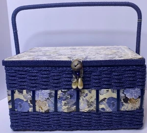 Kit de recuerdo de nociones de cesta de costura de mimbre vintage abuela elegante floral azul grande - Imagen 1 de 24
