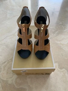 MICHAEL KORS Berkeley T Strap Heeled Sandal Size 9.5 Embossed Brown Leather NEW - Picture 1 of 4