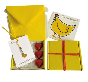 Kleine Geschenke! GEBURTSTAG. Henne Anhänger, Geburtstagskarte, 3 x Pralinen + Geschenkbox. - Bild 1 von 3