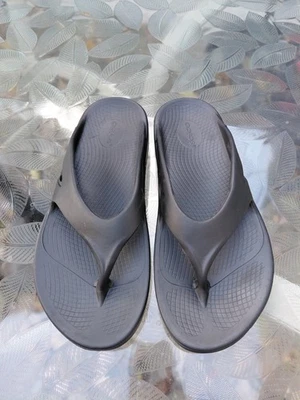 OOFOS OOlala Hombres Talla 11 Zapatos Deportivos de Recuperación Negro Tanga Chanclas Informales Deslizables Foto 1 de 4