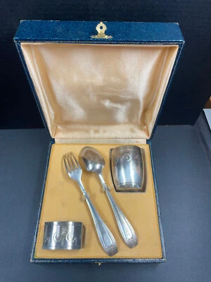 Ancien Coffret de  Baptême Timballe  couverts rond de serviette en métal argenté - Photo 1/4