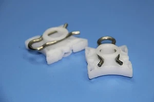NISSAN WEIß FENSTERHEBER SCHIEBER SCHWENK HALTEKLAMMERN 2-ER PACKUNG - Bild 1 von 5