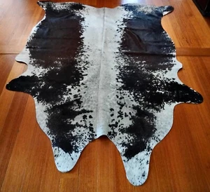 A Broad Speckled Centre Blaze - A Beautiful Tri Coloured Cowhide Rug - Bild 1 von 6