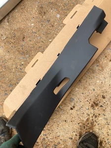Tesla Cybertruck Right C-Pillar Lower Trim Cover 2023-2024 1816364-00-E - Foto 1 di 4