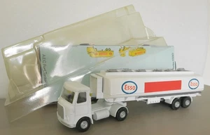 Dinky 945 AEC Fuel Tanker ESSO – model unused, plinth/bubble excellent - Picture 1 of 23