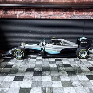 1 18 Spark Mercedes F1 W07 Hybrid 2016 Nico Rosberg World Champion w/board USED - Picture 1 of 12