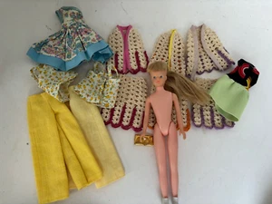 VINTAGE 9" Mode Schwester Puppe ohne Marke hausgemachte Kleidung genäht gehäkelt Klon - Bild 1 von 11