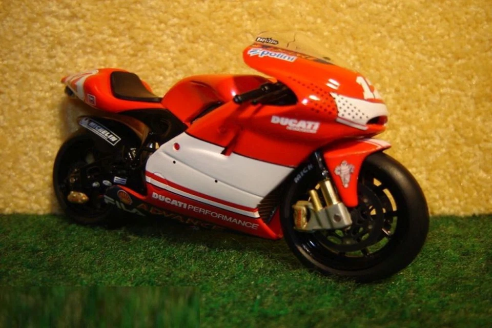 1:24 Ducati Desmosedici T.Bayliss 12 M..... 2003 IXO 01670 - Bild 1 von 1