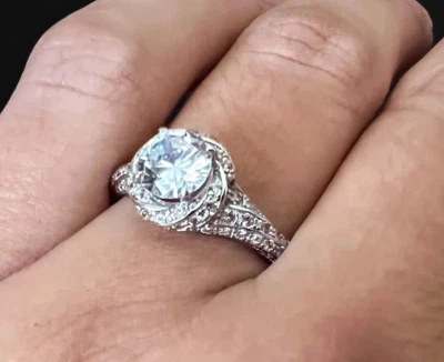 Anillo de compromiso de moissanita con halo redondo creado en laboratorio de 1,25 quilates de plata esterlina Foto 1 de 4