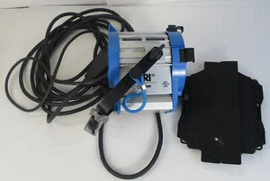 ARRI 650 Plus Tungsten Fresnel Light With Barndoor - Picture 1 of 4