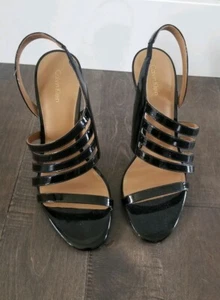 Neue Calvin Klein hochhackige schwarze Lack-Riemchensandalen 10 für Damen - Bild 1 von 3
