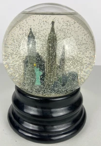 Saks Fifth Avenue New York City musikalische Schneekugel spielt NEW YORK NEW YORK - Bild 1 von 6
