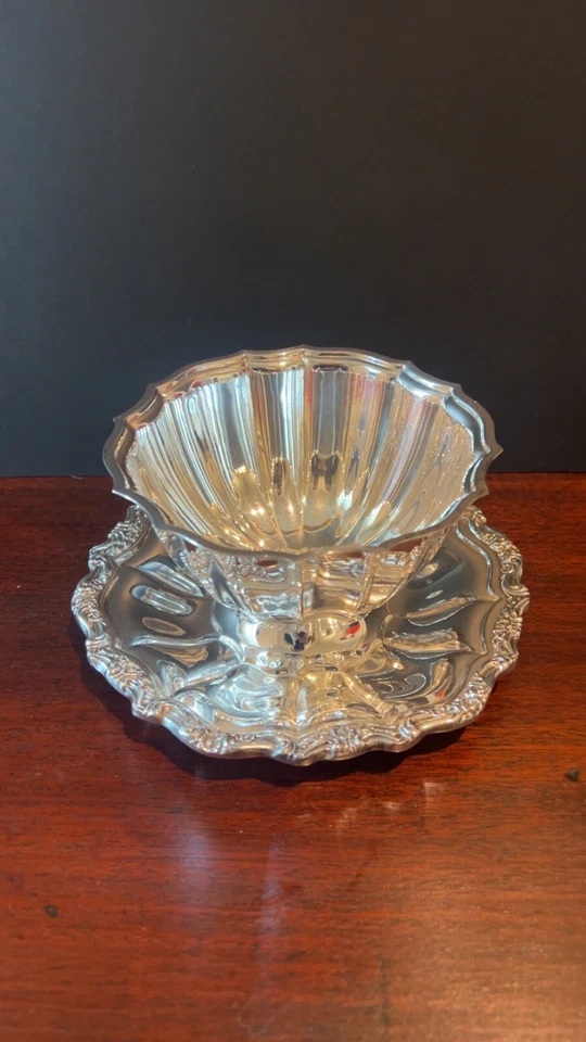 Salsa festoneada con placa base adjunta International Silver Company SP Foto 1 de 4