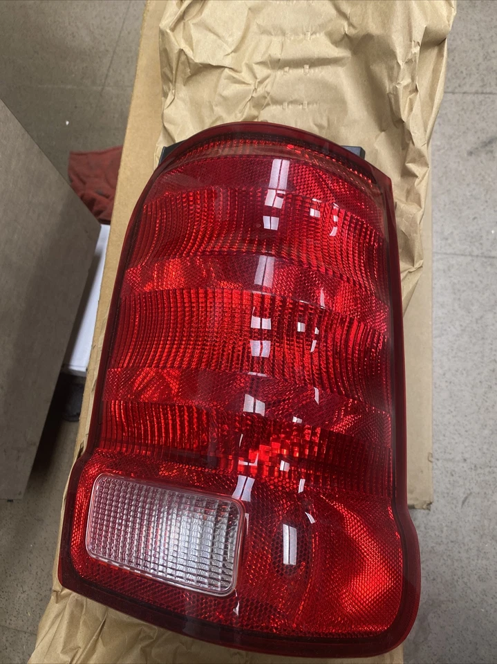 Luz trasera derecha original OEM 2001-2003 Ford Explorer Foto 1 de 4
