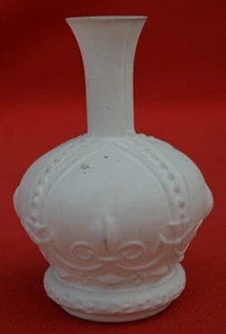 VINTAGE: PAINTED GLASS MINIATURE VASE ... VERY DECORATIVE - MADE IN ENGLAND - Picture 1 of 5