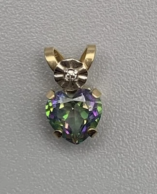 Colgante de oro amarillo de 10 k con topacio místico acentuado de diamantes en forma de corazón solo por CI Foto 1 de 4