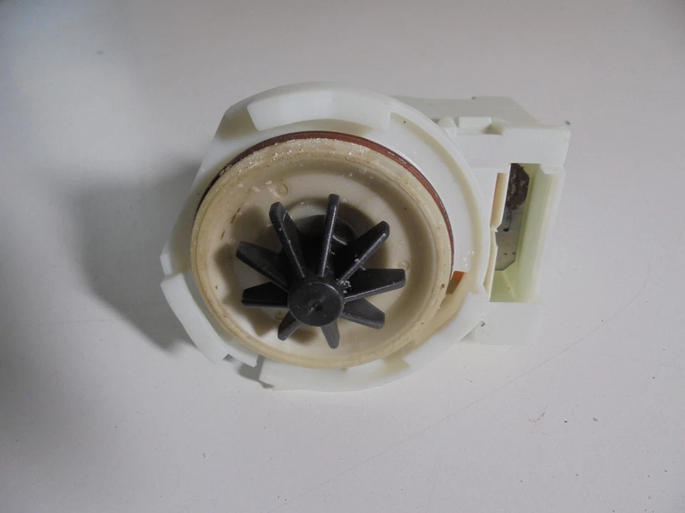 Pompe de vidange lave vaisselle ARISTON LKFA+7M14 - Photo 1/1