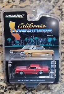 GREENLIGHT 1:64 1973 FORD THUNDERBIRD ROSSO CON GRAFICA LOWRIDER SERIE 6 63070 E - Foto 1 di 4