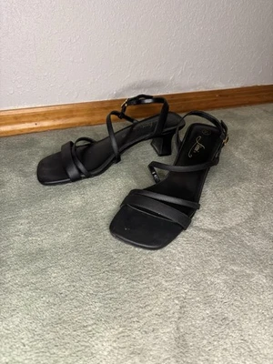 Sandalias Fioni talla 9,5 negras con tiras Foto 1 de 4