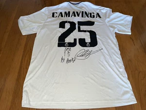Camiseta deportiva firmada de Eduardo Camavinga por el Real Madrid con prueba de inscripción - Imagen 1 de 4