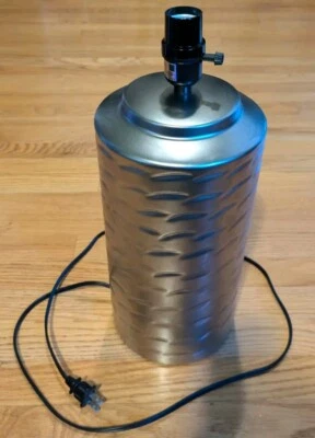 Lámpara de mesa vintage de 20" martillada con hoyuelos metálicos luz de tambor con bombilla cromada rara  Foto 1 de 4