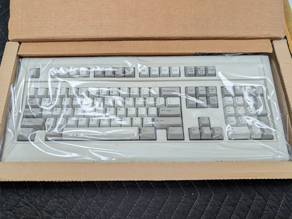 VINTAGE Fujitsu FKB4700 AT Mechanical 5-Pin DIN Keyboard (N860-4720-T101) - Image 1 of 4