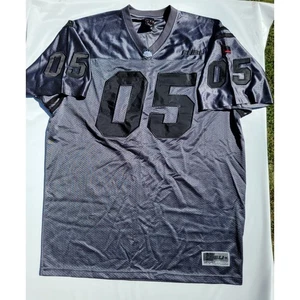 Camiseta de fútbol vintage FUBU clásica gris oscuro sobre negra FUBU, talla XL - Imagen 1 de 8