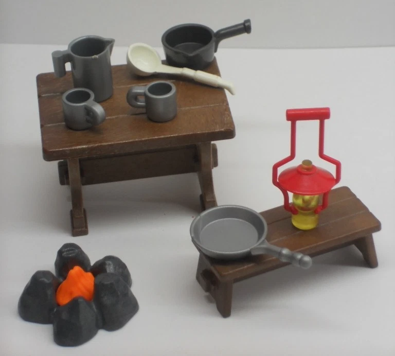 Tisch mit Geschirr Fußbank und Feuerstelle Zubehör Ritter Ritterburg  Playmobil - Bild 1 von 1