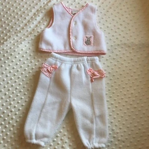 Carters Vintage Gr. 0 - 3 Monate Fleece 2-teiliges Weste Hose Set weiß und rosa Häschen - Bild 1 von 9