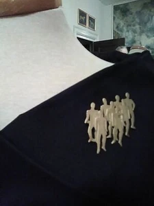 VINTAGE GOLDEN PIN BROOCH MODERN MATTE FINISH HUMANS SCULPTURE - Picture 1 of 1