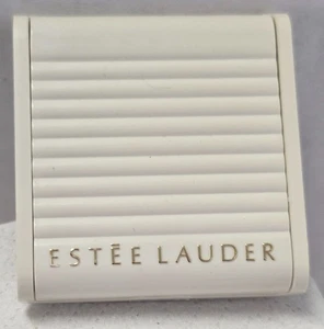 Sombra de ojos satinada prensada Estee Lauder tierna rosa solar hecha en Italia maquillaje - Imagen 1 de 3