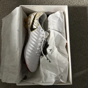 TIEMPO LEGEND VII SE FG M9.5 (Sergio Ramos Corazon y Sangre) 2754/4000 - Picture 1 of 4