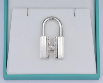 Dije de candado Hermès Touareg H de plata de ley - usado alrededor de 1990-2000 Foto 1 de 4