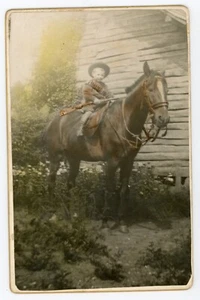 PHOTO CABINET, un garçon avec cartouchière & fusil sur un cheval hand tinted - Picture 1 of 2