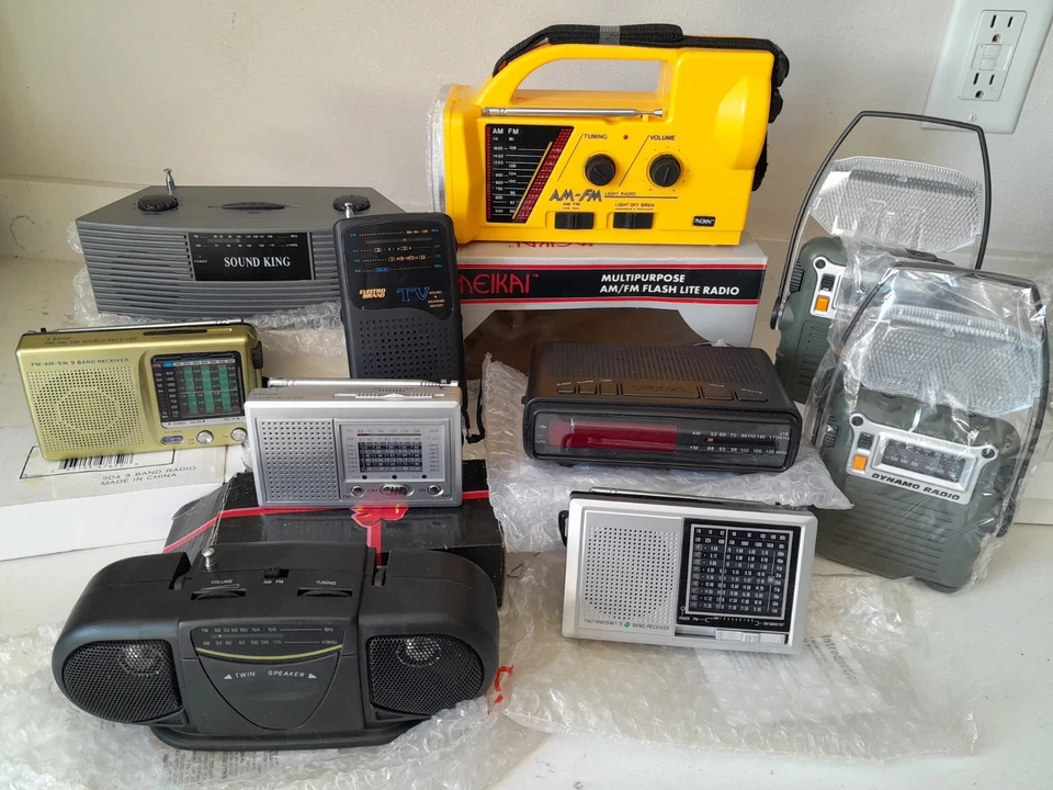 Large 10 Pc NEW IN BOX Multi Band Radios FM SW MW Siren Flashlight Alarm Radios - Image 1 of 4