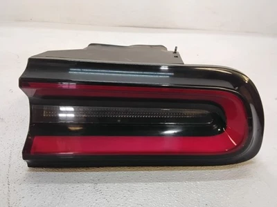 Conjunto de lanterna traseira lateral de passageiros Dodge Challenger 2019 quarto de montagem fabricante de equipamento original - Imagem 1 de 4