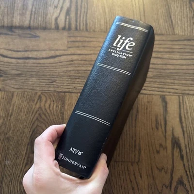LIFE APPLICATION STUDY BIBLE 3rd Ed LARGE PRINT NIV ZONDERVAN - Image 1 of 4
