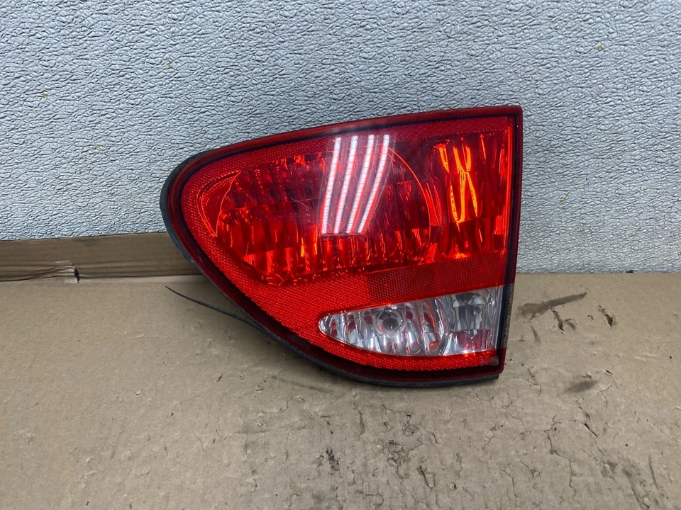 Luz trasera interior del lado derecho del pasajero Oldsmobile Alero 1999 a 2004 OEM U2297 DW Foto 1 de 4
