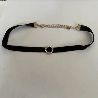 Collar Chocker Terciopelo Negro Cadena Tono Dorado Foto 1 de 2